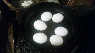 フライパンに鶏卵を並べる